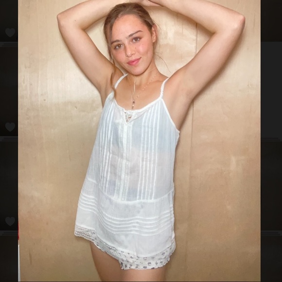 Old Navy White sleeveless tank top - Picture 1 of 3